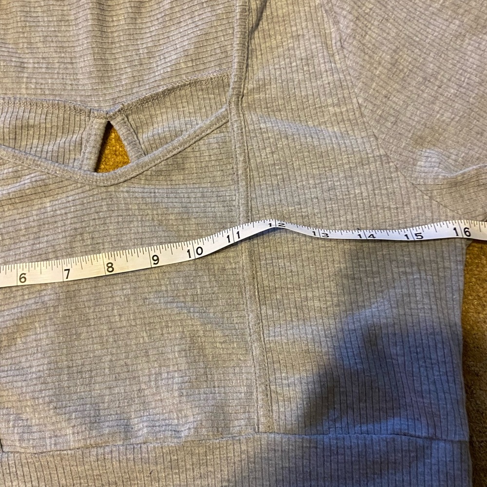 Grey Ribbed Short Sleeve Crop Top - Picture 4 of 4
